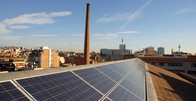 Plaques solars a la biblioteca Vapor Vell del barri de Sants de Barcelona, un dels prop de seixanta equipaments municipals amb instal·lacions fotovoltàiques. / Ajuntament de Barcelona