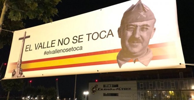 La Ciudad del Fútbol de Las Rozas, Madrid, ha amanecido con una gran pancarta contra la exhumación de Franco del Valle de los Caídos. / @pabloMM