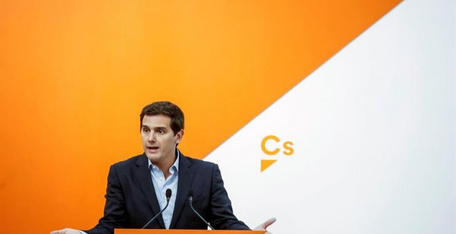 El presidente de Ciudadanos, Albert Rivera, durante la rueda de prensa posterior a la reunión del Comité Permanente del partido celebrada hoy en la sede madrileña de la formación naranja. EFE/Emilio Naranjo