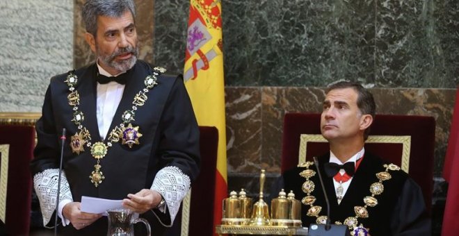 Carlos Lesmes, presidente del Tribunal Supremo y del CGPJ, habla ante la atenta mirada de Felipe VI.- EFE/Archivo