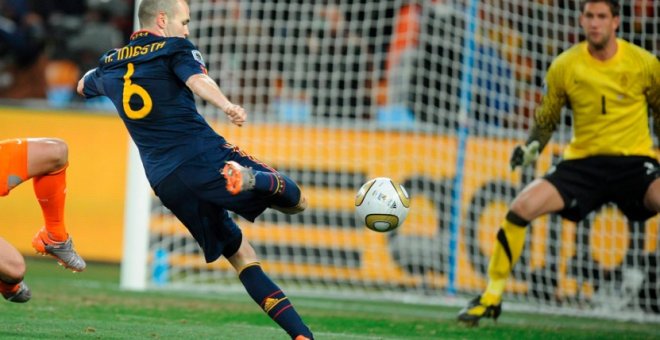 Andrés Iniesta, en el momento en el que bate a Stekelenburg en la final del Mundial. EFE/Archivo