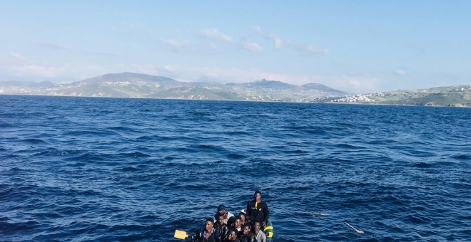 Migrantes a borde de una embarcación en aguas del Estrecho. / Salvamento Marítimo