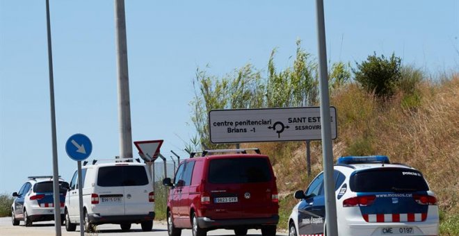 04/07/2018.- Efectivos del cuerpo de los Mossos d´Esquadra durante el traslado este mediodía desde el centro penitenciario de Brians 2, al centro penitenciario de Ledoners en Sant Joan de Vilatorrada (Barcelona), de los presos Jordi Cuixart, Jordi Sánchez