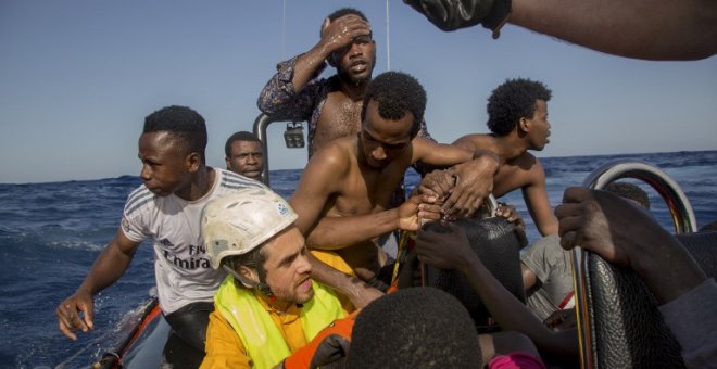 Un grupo de personas es rescatada en frente a las costas de Libia por miembros de la ONG Sea-Watch.- AFP/ Alessio Paduano