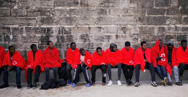 Decenas de personas migrantes, en el puerto de Tarifa (Cádiz) tras ser rescatados por Salvamento Marítimo en aguas del Estrecho a bordo de una pateras. REUTERS/Jon Nazca