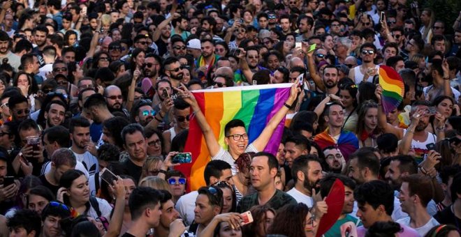 Asistentes al pregón que da inicio a las fiestas del Orgullo 2018 en Madrid. EFE/Santi Donaire