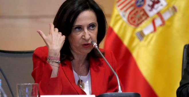 La ministra de Defensa, Margarita Robles, durante la rueda de prensa que ofrece posterior al encuentro que ha mantenido con el director general del CNI, Félix Sanz Roldán, hoy en el complejo de la institución de Inteligencia en Madrid. EFE/ Chema Moya