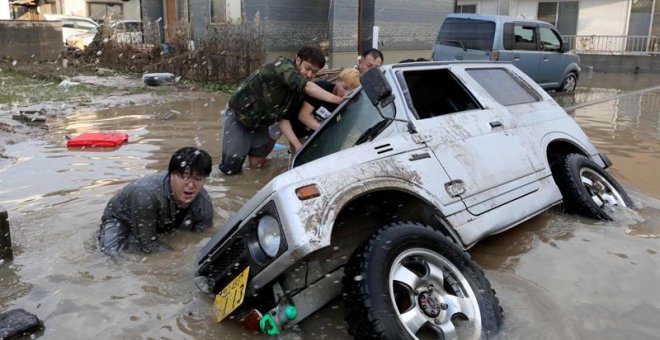 Tareas de rescate en Kurashiki, Japón, tras las lluvias torrenciales. EFE/EPA/Jiji Press