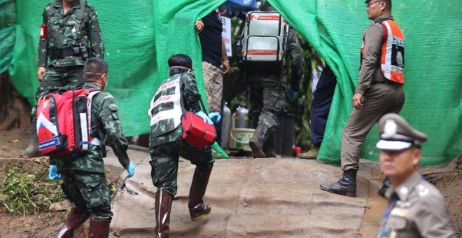 09/07/2018.- Personal médico accede a una zona restringida durante los preparativos para transportar a los niños rescatados al hospital en los alrededores de la cueva Tham Luang en el parque Khun Nam Nang, provincia de Chiang Rai (Tailandia) ayer, 8 de ju