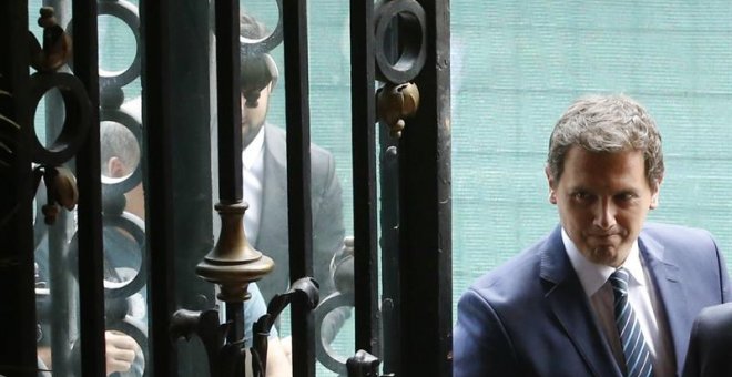 El presidente de Ciudadanos, Albert Rivera, a su llegada al Casino de Madrid donde ofrece una conferencia-almuerzo en el Foro ABC-Deloitte. EFE/Javier Lizón