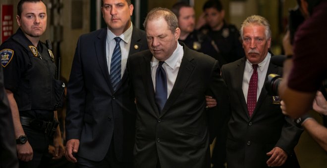 Harvey Weinstein es conducido por policías a la Corte Suprema de Manhattan. /REUTERS