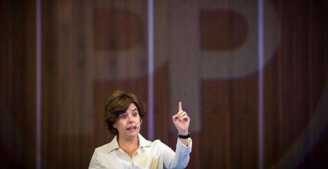 Soraya Saénz de Santamaría en un acto con afiliados en Cádiz. (ROMÁN RÍOS | EFE)