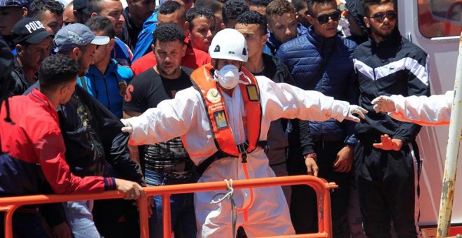 Un operario de Salvamento Marítimo controla la bajada de los setenta inmigrantes rescatados hoy en aguas del estrecho de Gibraltar cuando viajaban en una patera y que han sido trasladados al puerto de Tarifa (Cádiz). EFE/A.Carrasco Ragel