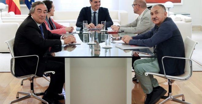 El presidente del Gobierno Pedro Sánchez (c), la ministra de trabajo Magdalena Valerio, el presidente de CEOE Juan Rosell (i), y los sec generales de UGT Pepe Álvarez, y CCOO Unai Sordo (2d), durante la reunión mantenida esta mañana en el Palacio de La Mo