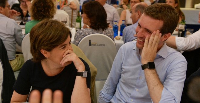 Los dos candidatos a presidir el PP, Soraya Sáenz de Santamaría y Pablo Casado, charlan en la cena del Grupo Parlamentario Popular.