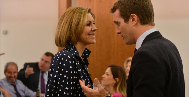 Pablo Casado habla con María Dolores de Cospedal en la cena del Grupo Parlamentario Popular.