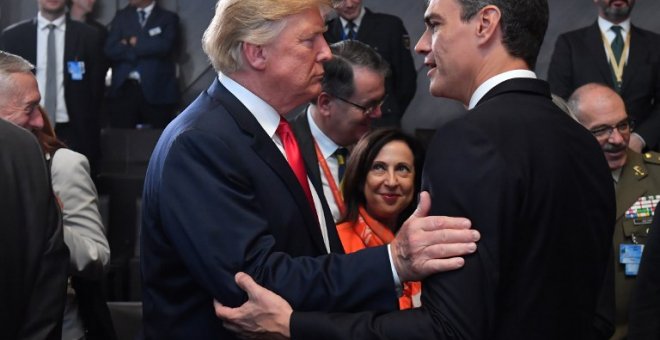 El presidente del Gobierno español, Pedro Sánchez, junto a su homólogo estadounidense, Donald Trump, en la cumbre de la OTAN. / AFP - EMMANUEL DUNAND