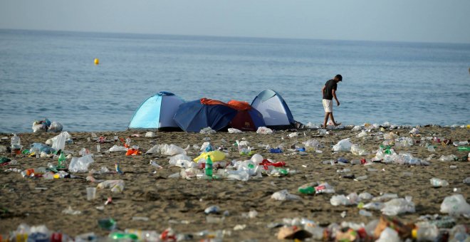 La playa de la Malagueta, tras la noche de San Juan. EFE