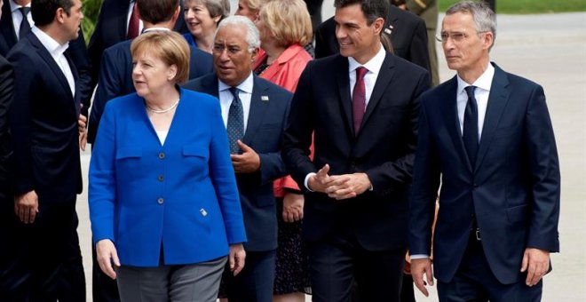 El presidente del Gobierno de España, Pedro Sánchez (c), con la canciller alemana Ángela Merkel (i), y el Secretario General de la OTAN Jans Stoltenberg (d) en la cumbre de la OTAN. /REUTERS