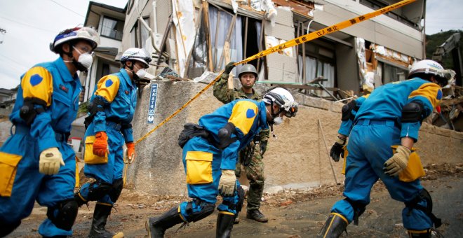 Rescatadores trabajan en el rescate de personas tras las inundaciones en Kumano - REUTERS/Issei Kato