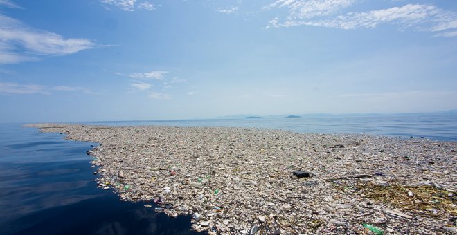 Caroline Power pone el ojo sobre el grave problema del plástico mostrando la isla de plástico que se ha creado en las costas de Roatan, océano Pacifico.- LAS NAVES