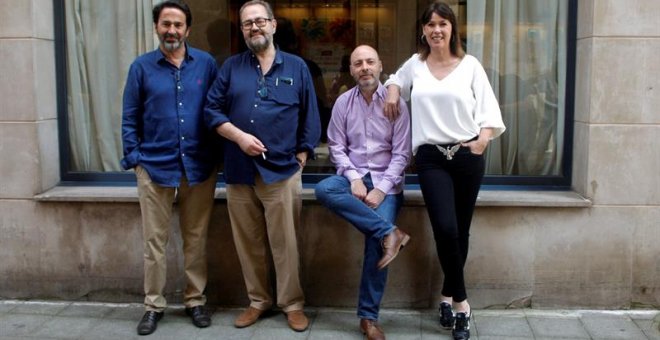 Los escritores Juan Bas (2i), Mabel Lozano (d), Horacio Convertini (2d) y Tomás Bárbulo (2i), ganadores de los premios Dashiell Hammet, Rodolfo Walsh, Celsius y Memorial Silverio Cañada, respectivamente, hoy en la Semana Negra de Gijón. /EFE