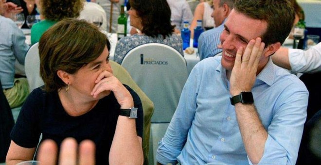 Fotografía facilitada por el Partido Popular de sus candidatos a la presidencia del partido, Soraya Sáenz de Santamaría y Pablo Casado en una reciente cena del partido. (EFE)