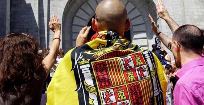 Decenas de personas realizan el saludo fascista en el Valle de los Caídos este domingo. (JUAN CARLOS HIDALGO | EFE)