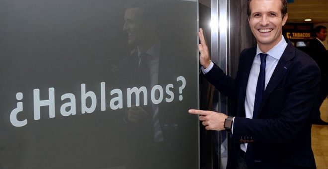 12/07/2018.- El candidato a la Presidencia del PP Pablo Casado posa junto una publicidad de un establecimiento comercial, en el que se puede leer “¿Hablamos?”, tras el encuentro celebrado esta tarde con compromisarios en Valladolid. EFE/NACHO GALLEGO