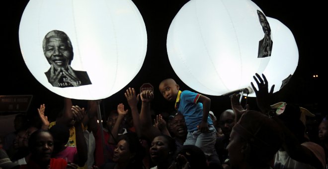 Homenaje a Mandela en la ciudad de Soweto. - REUTERS