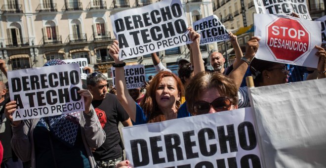 Afectados por la venta de viviendas del IVIMA al fondo buitre Encasa Cibeles protestan en la Puerta del Sol para que se revierta la operación.- JAIRO VARGAS