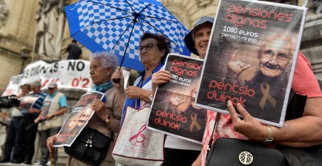 Protesta de pensionistas en Bilbao para reclamar unas pensiones dignas. / MIGUEL TOÑA (EFE)