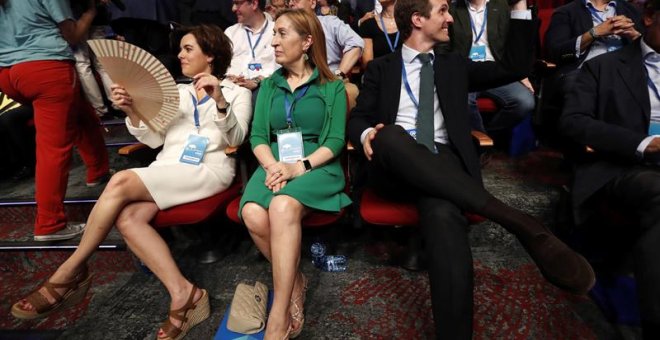 Los candidatos a presidir el Partido Popular Soraya Sáez de Santamaría (i) y Pablo Casado (d), acompañados de la presidenta del Congreso de los Diputados, Ana Pastor (c), durante el inicio de la celebración del Congreso Nacional del Partido Popular, que a