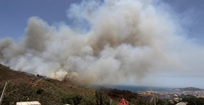 Medio centenar de personas fueron desalojadas por el incendio forestal en Ceuta. / EFE