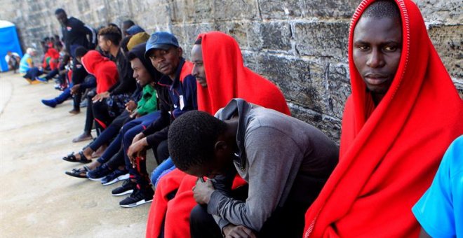 Migrantes subsaharianos, en el puerto de Tarifa. / CARRASCO RAGEL (EFE)