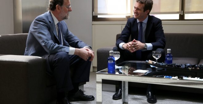 El presidente del PP, Pablo Casado, y su predecesor, Mariano Rajoy, en la reunión mantenida el lunes 23 de julio en la sede de la calle Génova. PP