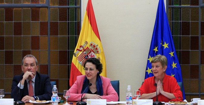 La ministra de Trabajo, Migraciones y Seguridad Social, Magdalena Valerio (c), la secretaria de Estado de Migraciones, Consuelo Rumí (d), y el secretario General de Inmigración y Emigración, Agustín Torres (i).- EFE/Tamara Rozas