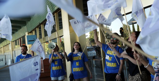 Los trabajadores de Ryanair en el primer día de una huelga de tripulantes de cabina en el aeropuerto Adolfo Suárez Madrid-Barajas. / REUTERS