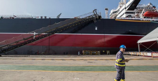 Un operario en las instalaciones de Navantia en Puerto Real (Cádiz). (ROMÁN RÍOS | EFE)