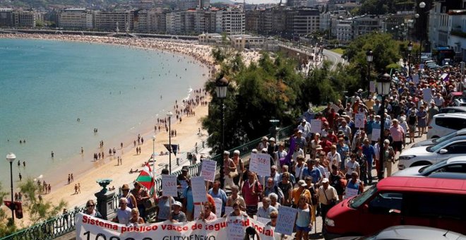 Marcha de pensionistas que transcurrió el pasado lunes en San Sebastián. EFE/Javier Etxezarreta.