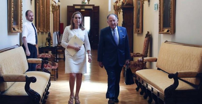 El director del Centro Nacional de Inteligencia, Felix Sanz Roldán (d), junto a la presidenta del Congreso, Ana Pastor, a su llegada a la Cámara Baja donde comparecerá en la Comisión de control de los créditos destinados a gastos reservados. EFE/Kiko Hues