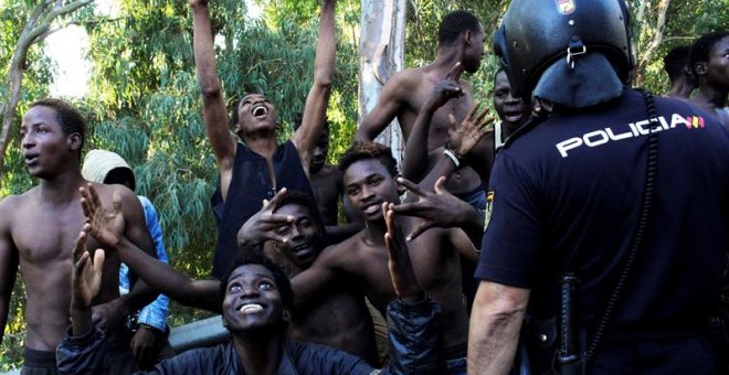 Migrantes subsaharianos entran en Ceuta tras saltar la valla. / EFE