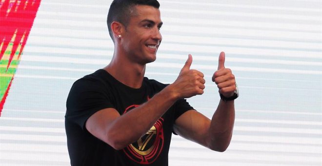 19/07/2018.- El futbolista portugués del Juventus Cristiano Ronaldo saluda a sus fans durante un acto en Pekín incluido en su 'CR7 tour' anual, en Pekín, China, hoy, 19 de julio de 2018. EFE/ Wu Hong