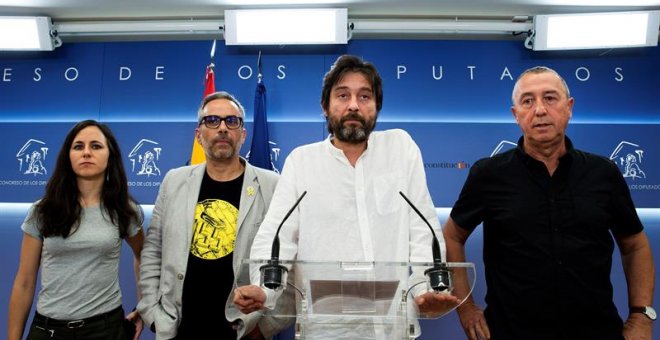 El diputado de Podemos Rafael Mayoral (2d), el portavoz de Compromís Joan Baldoví (d), el portavoz de Compromís Joan Baldoví (2i), y la portavoz de Podemos Ione Belarra, durante la rueda de prensa esta mañana en el Congreso de los Diputados.- EFE/Luca Pie