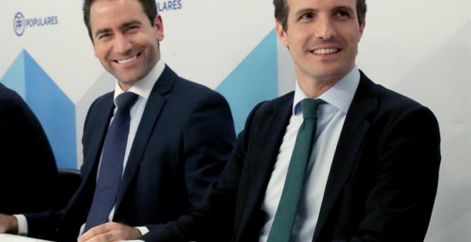 27/07/2018.- El presidente del PP, Pablo Casado (d), junto al nuevo secretario general del partido, Teodoro García Egea (i), durante la reunión del plenario de los grupos del PP en el Congreso y el Senado, que tiene lugar esta tarde en la sede de Génova d