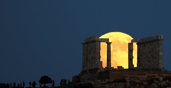 La luna de sangre, desde el Templo de Poseidón en Atenas, Grecia. REUTERS/Alkis Konstantinidis