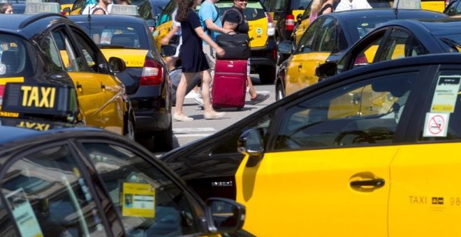 Taxistes en vaga tallen el tràfic a la Garn Via de Barcelona / EFE Quique García