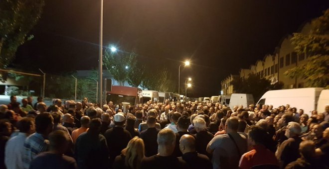 Repartidores organizándose en una asamblea para informarse del proceso de negociación y decidir las próximas acciones. | Foto: TENO