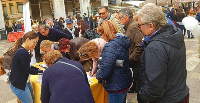 Recogida de firmas de 'Hablamos Español' en Palma.