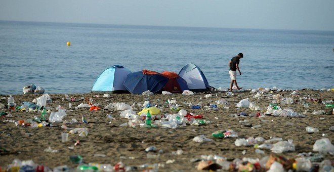 La playa de la Malagueta, tras la noche de San Juan. REUTERS